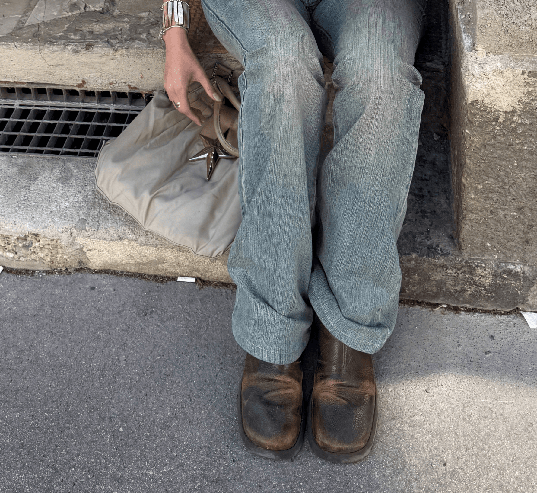 Sitzende Person mit Jeans