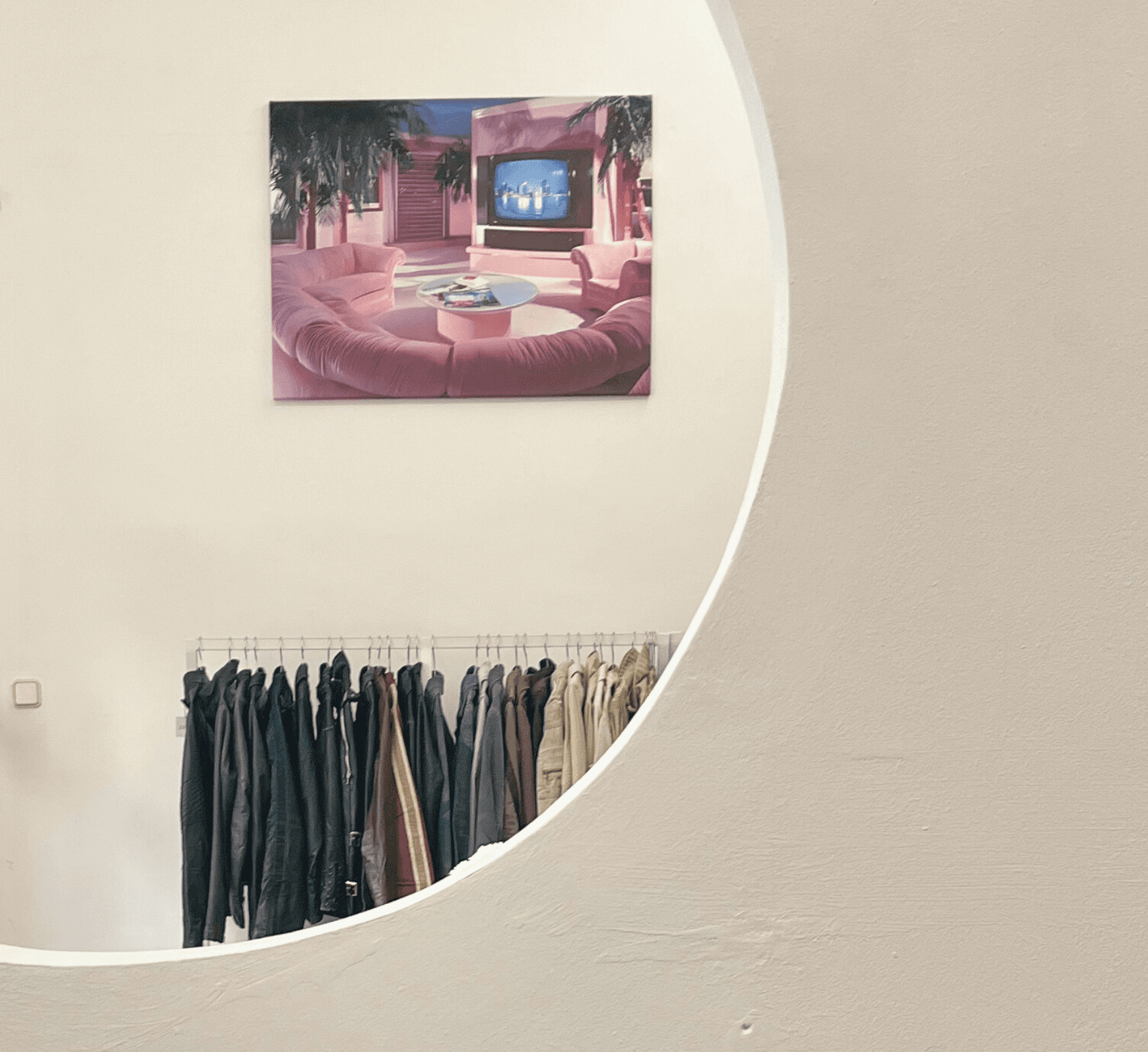 Kleiderstange und ein Bild an der Wand