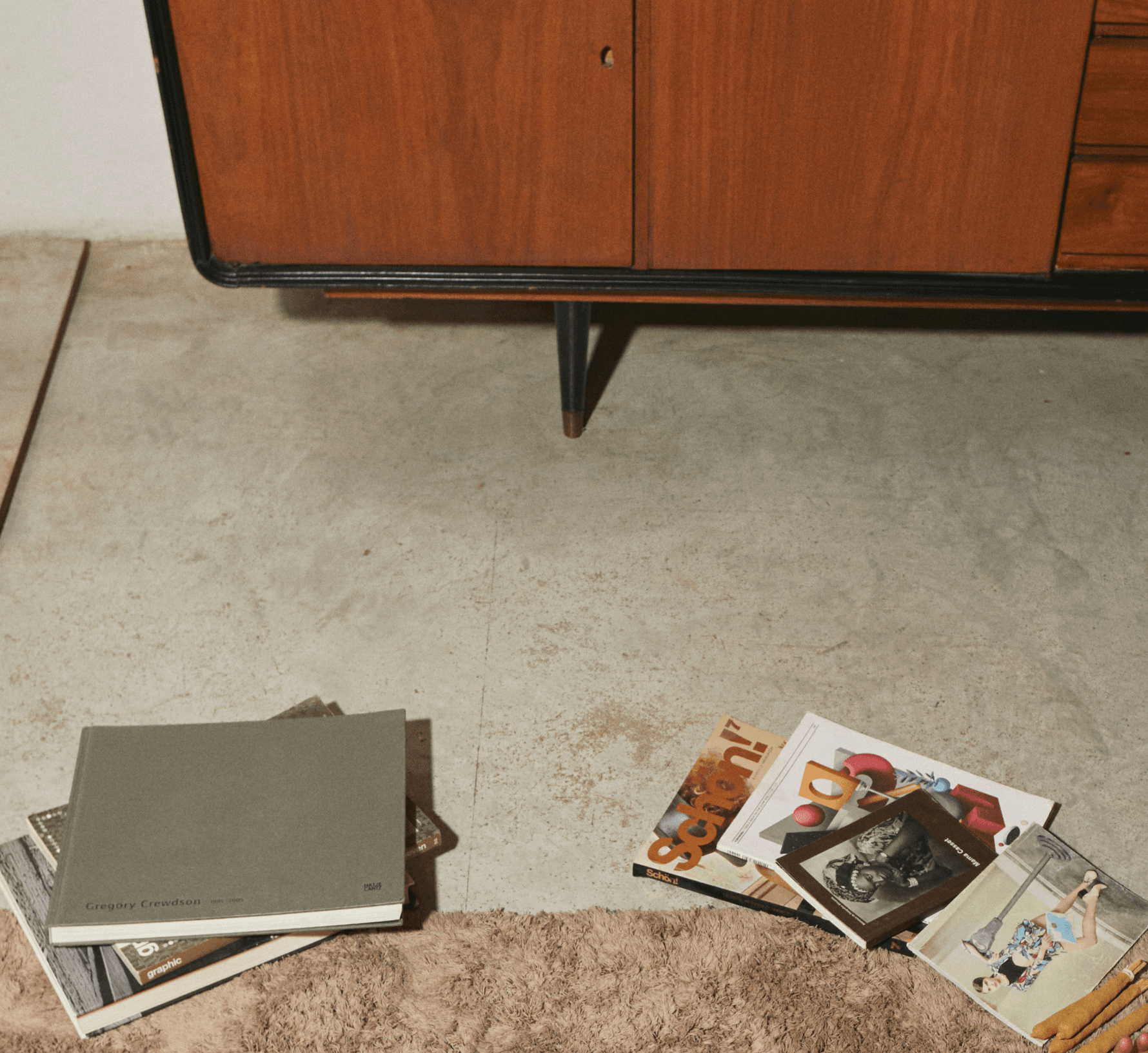 Magazine auf dem Boden ausgebreitet