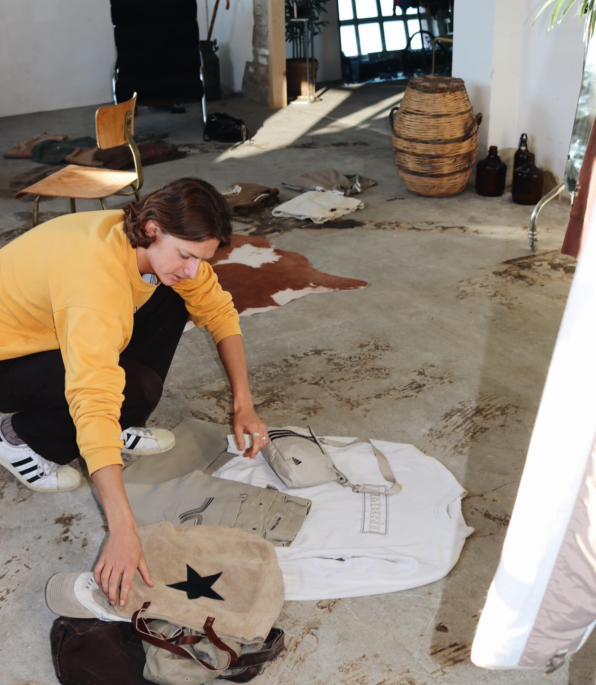 Carlo, Gründer von lastdecades, bei der Auswahl von Vintage Kleidung und Secondhand Mode. 