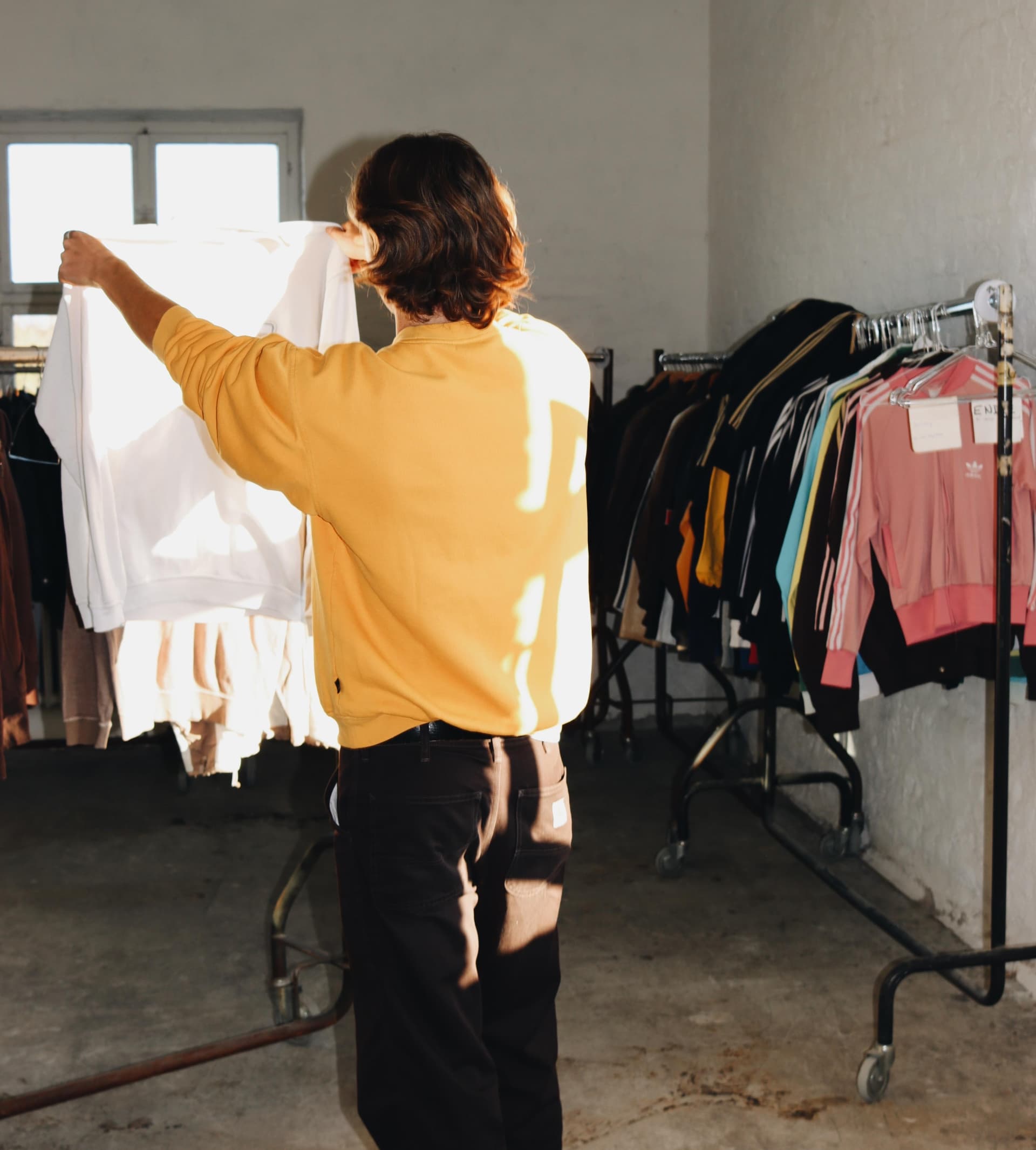 lastdecades Gründer Carlo überprüft die Größe eines Secondhand-Kleidungsstücks. Wichtig für die Maße im Vintage-Handel.